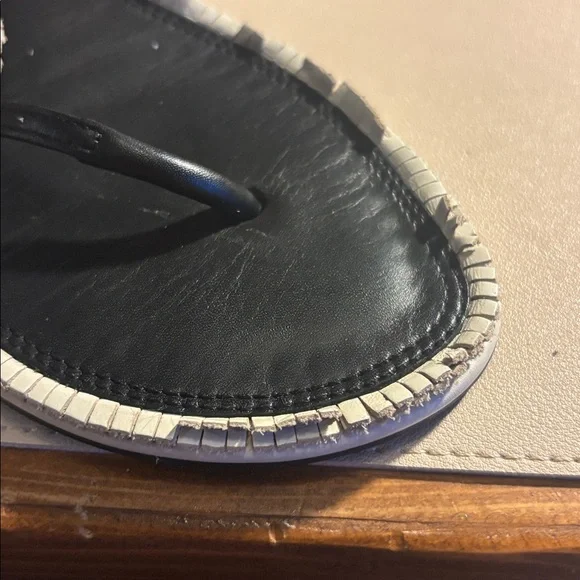 Tory Burch Black Leather Thong Sandals with White Trim Medallion - Picture 4 of 8